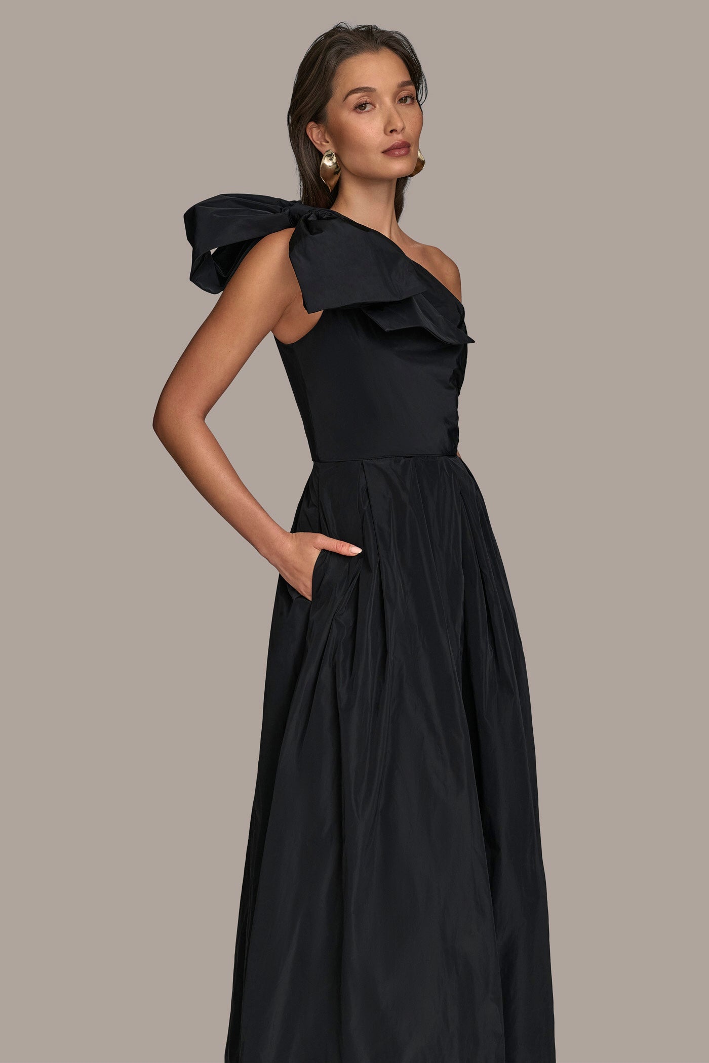 Black TAFFETA ONE-SHOULDER BALL GOWN Donna Karan