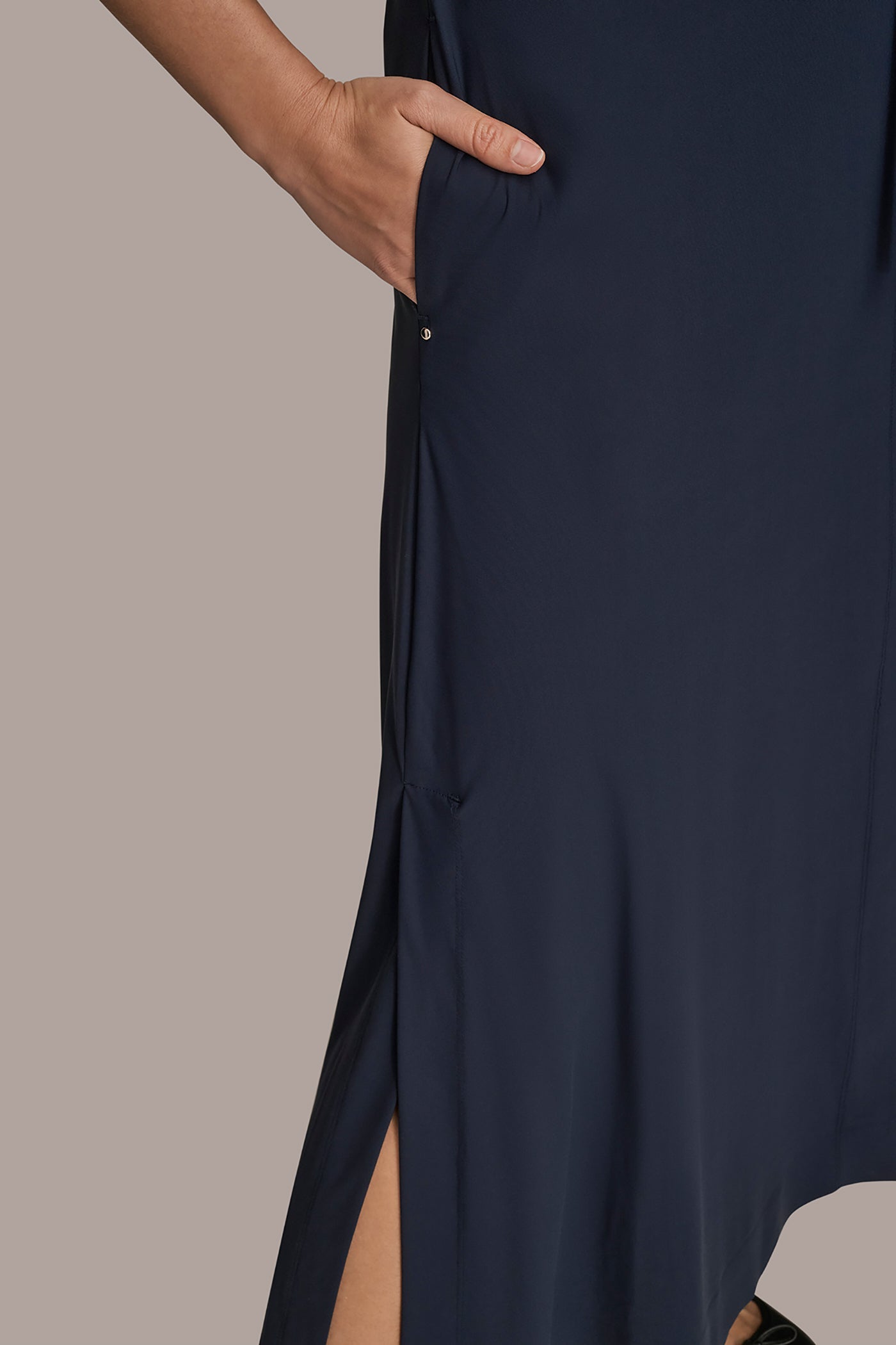 NIGHTFALL THE MODERN TRAVEL ELBOW-SLEEVE MIDI WRAP DRESS Donna Karan
