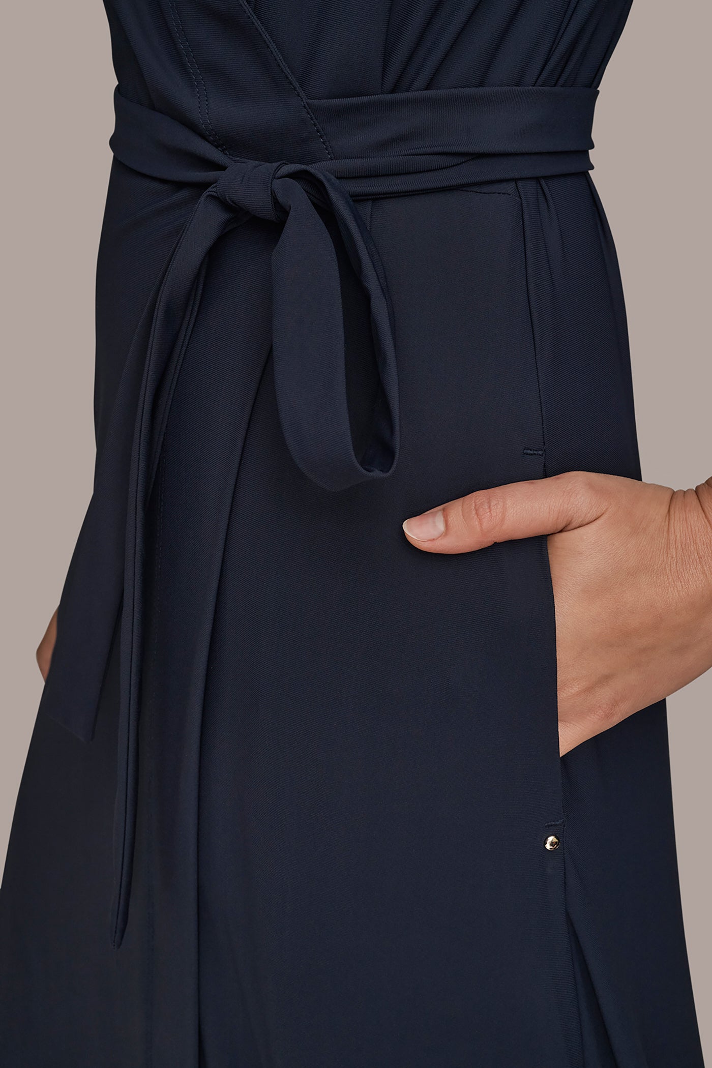 NIGHTFALL THE MODERN TRAVEL ELBOW-SLEEVE MIDI WRAP DRESS Donna Karan