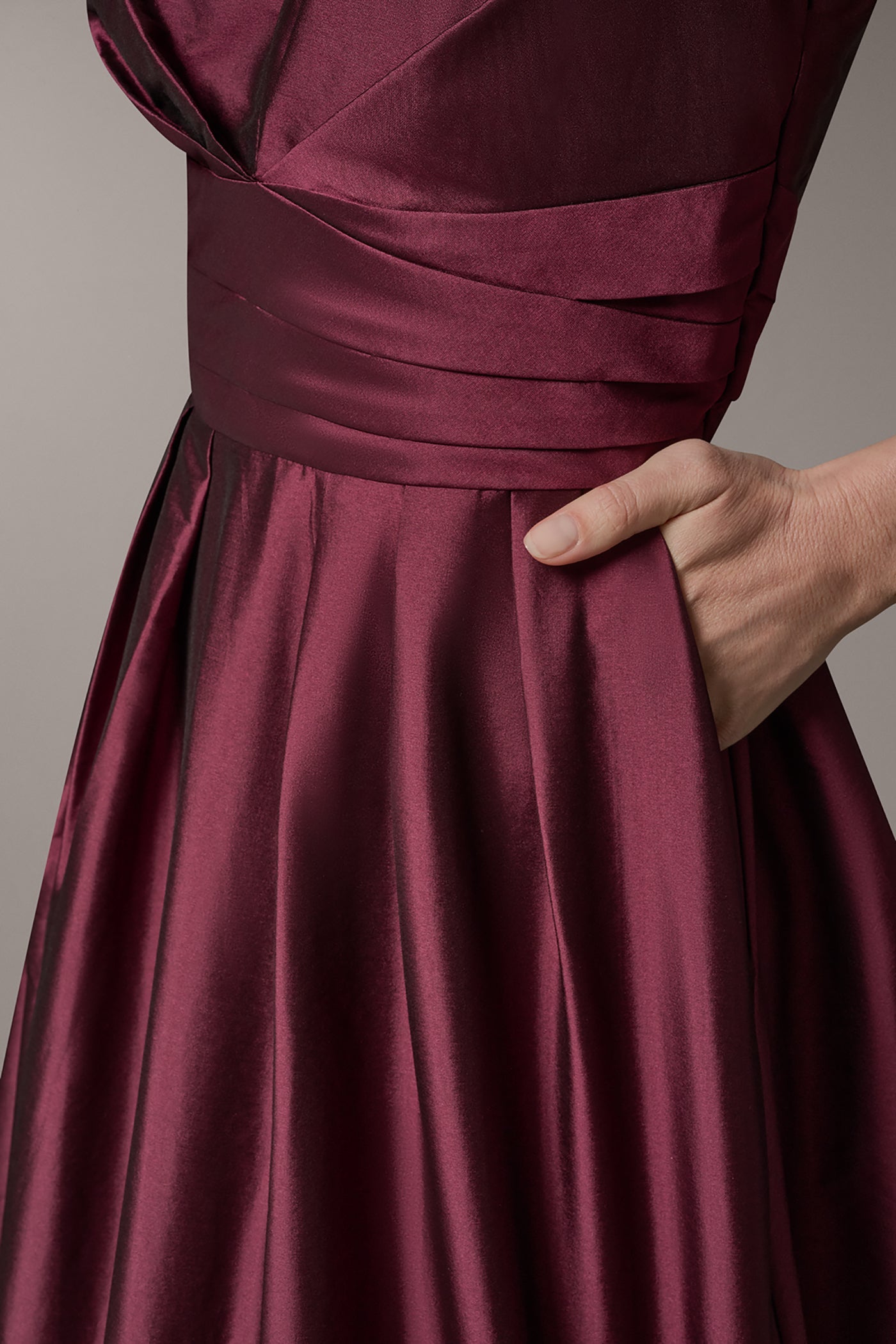 Berry SLEEVELESS V-NECK TAFFETA MIDI COCKTAIL DRESS Donna Karan