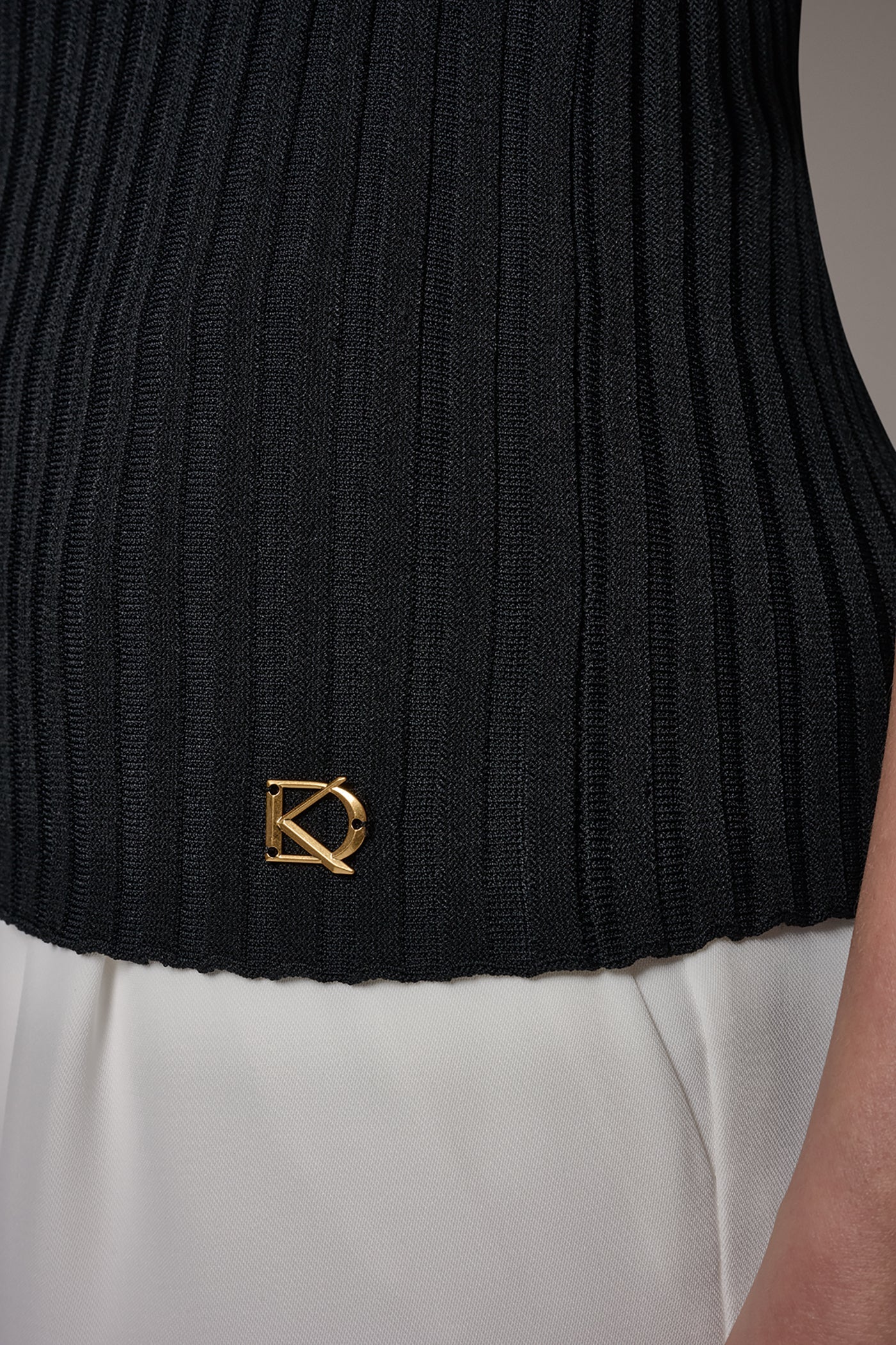Black RIBBED SLEEVLESS SWEATER Donna Karan
