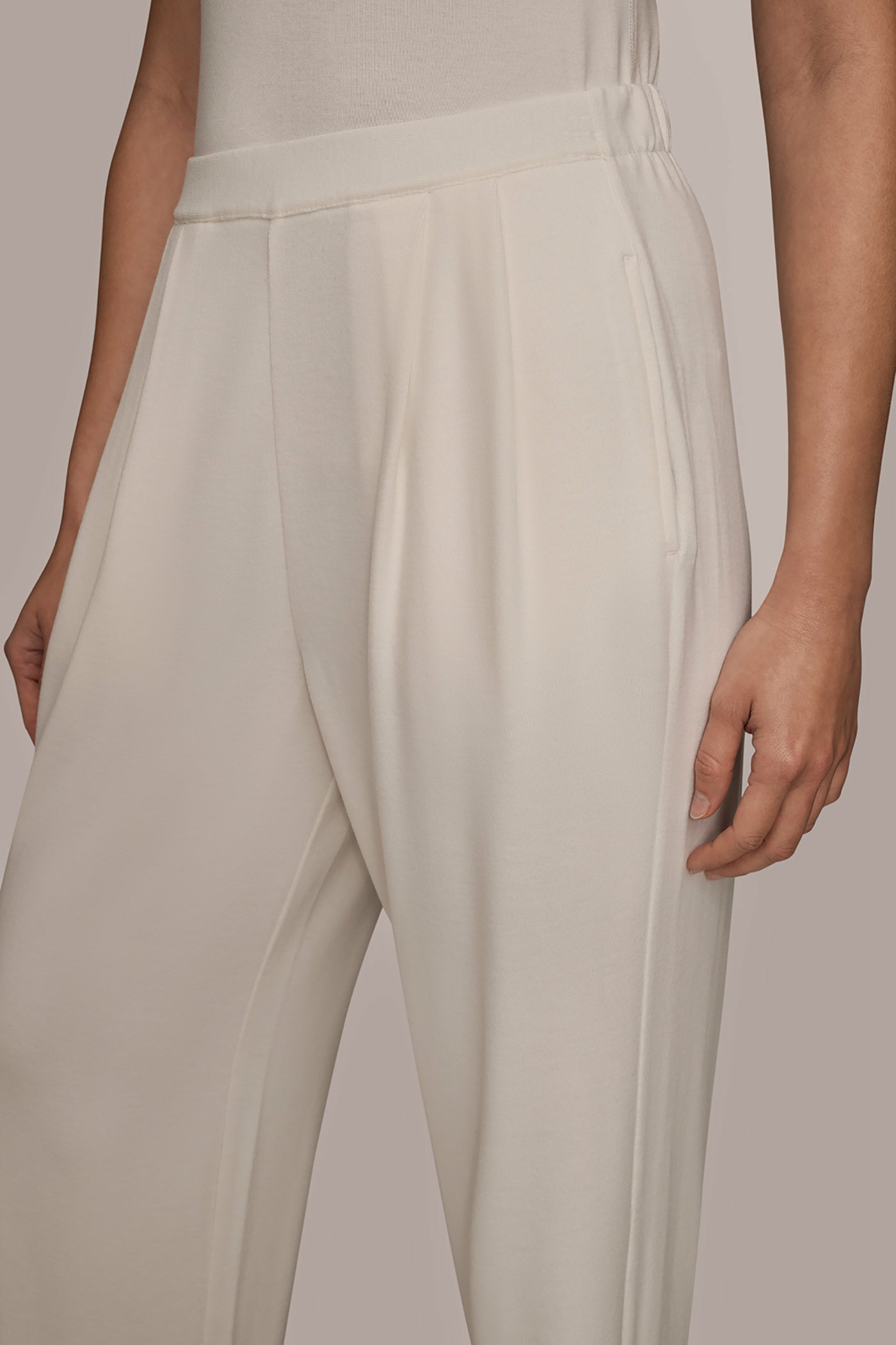 CREAM HIGH-RISE PLEATED PANT Donna Karan