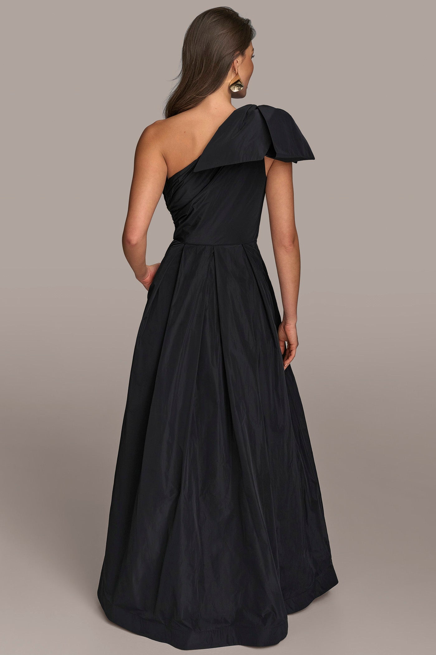 Black TAFFETA ONE-SHOULDER BALL GOWN Donna Karan