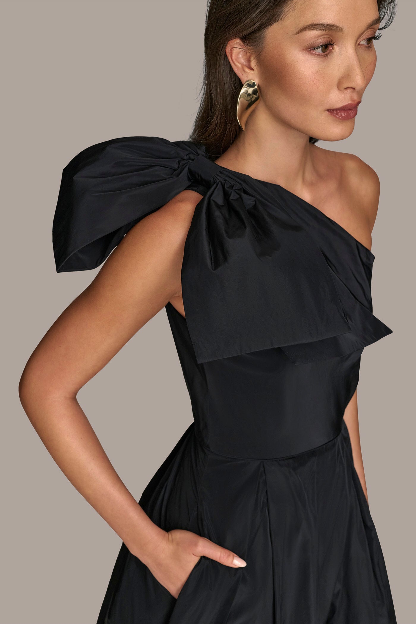 Black TAFFETA ONE-SHOULDER BALL GOWN Donna Karan