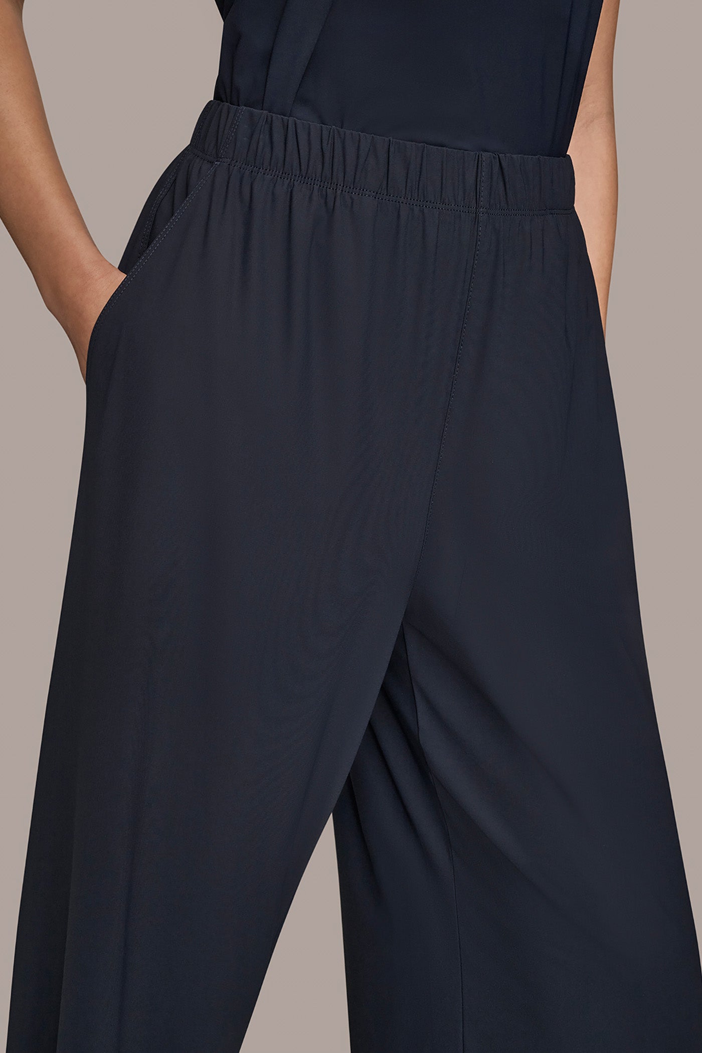 NIGHTFALL THE MODERN TRAVEL MID-RISE RELAXED ANKLE PANT Donna Karan