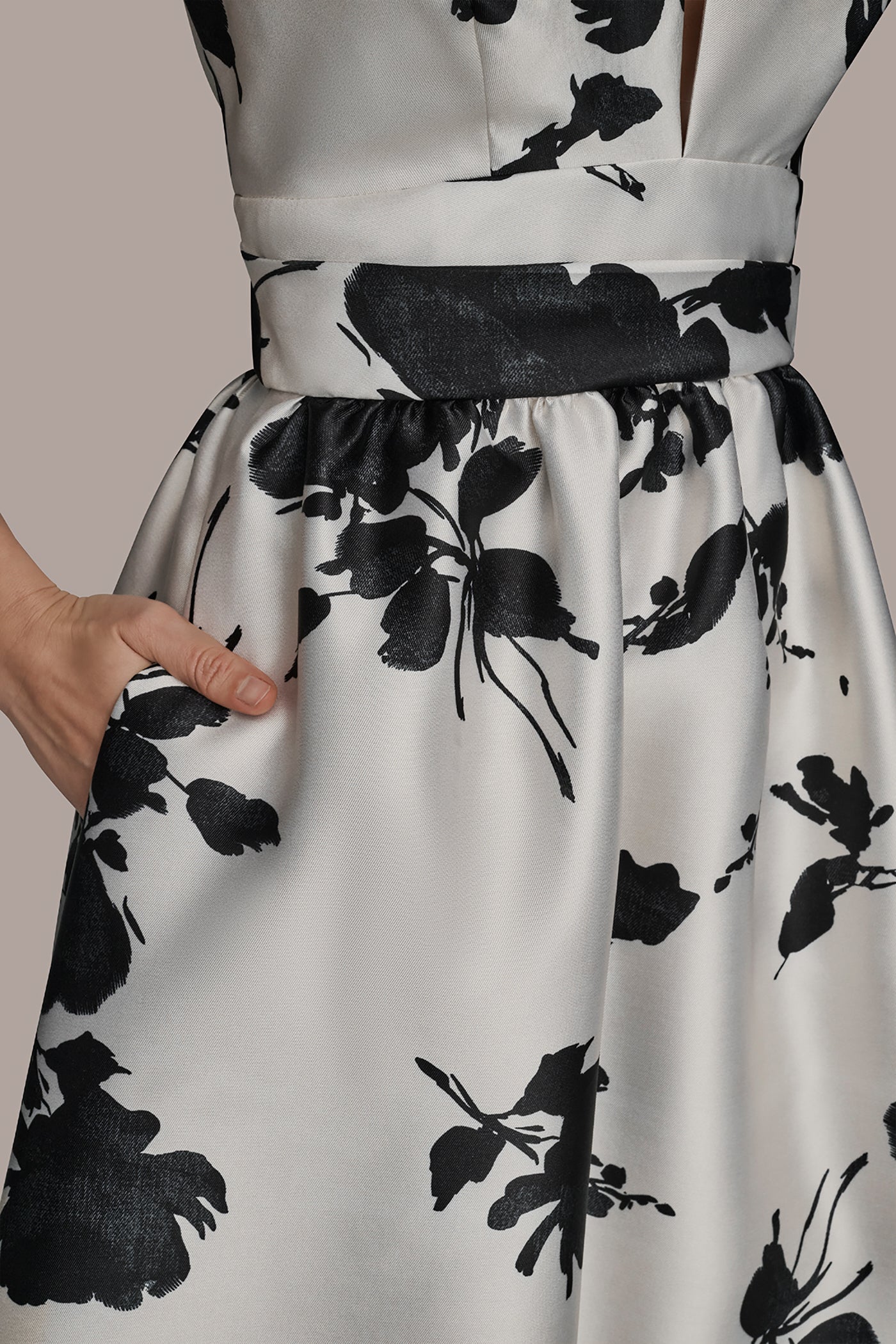Cream/Black MIKADO SLEEVELESS V-NECK FLORAL GOWN Donna Karan