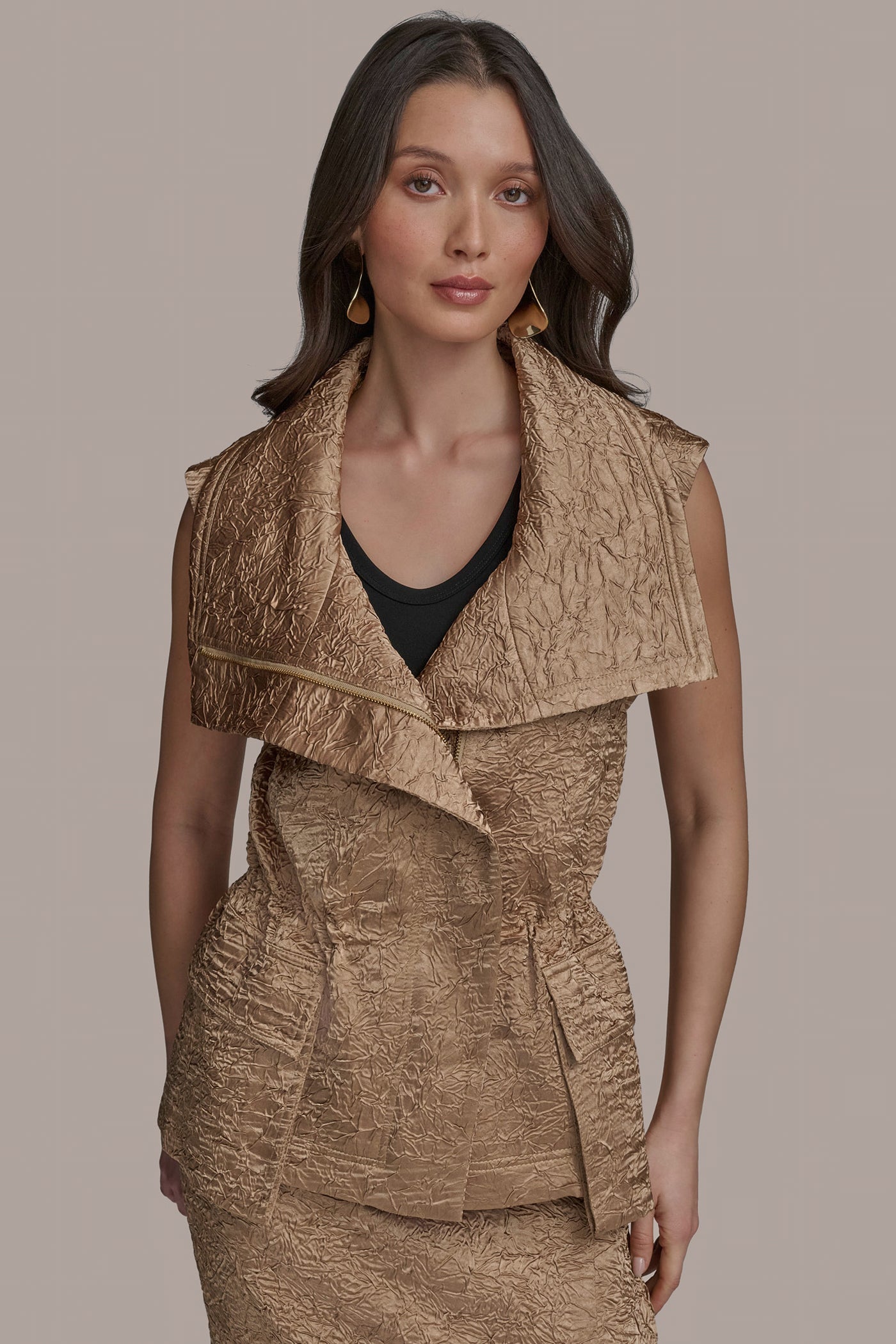 HAZELNUT TEXT ZIP FRONT VEST Donna Karan
