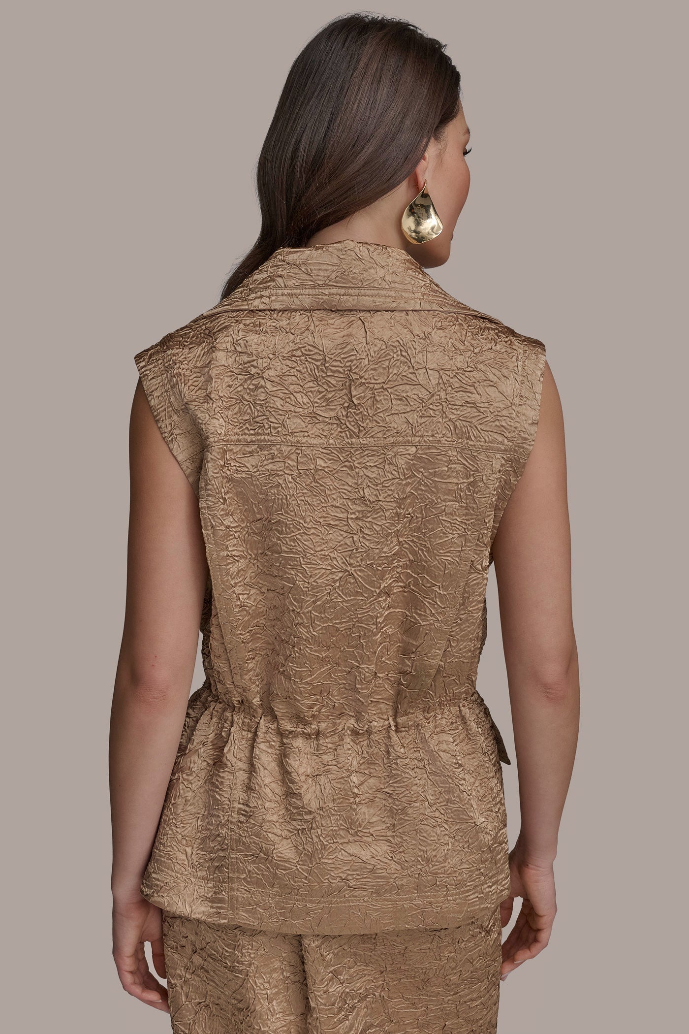 HAZELNUT TEXT ZIP FRONT VEST Donna Karan