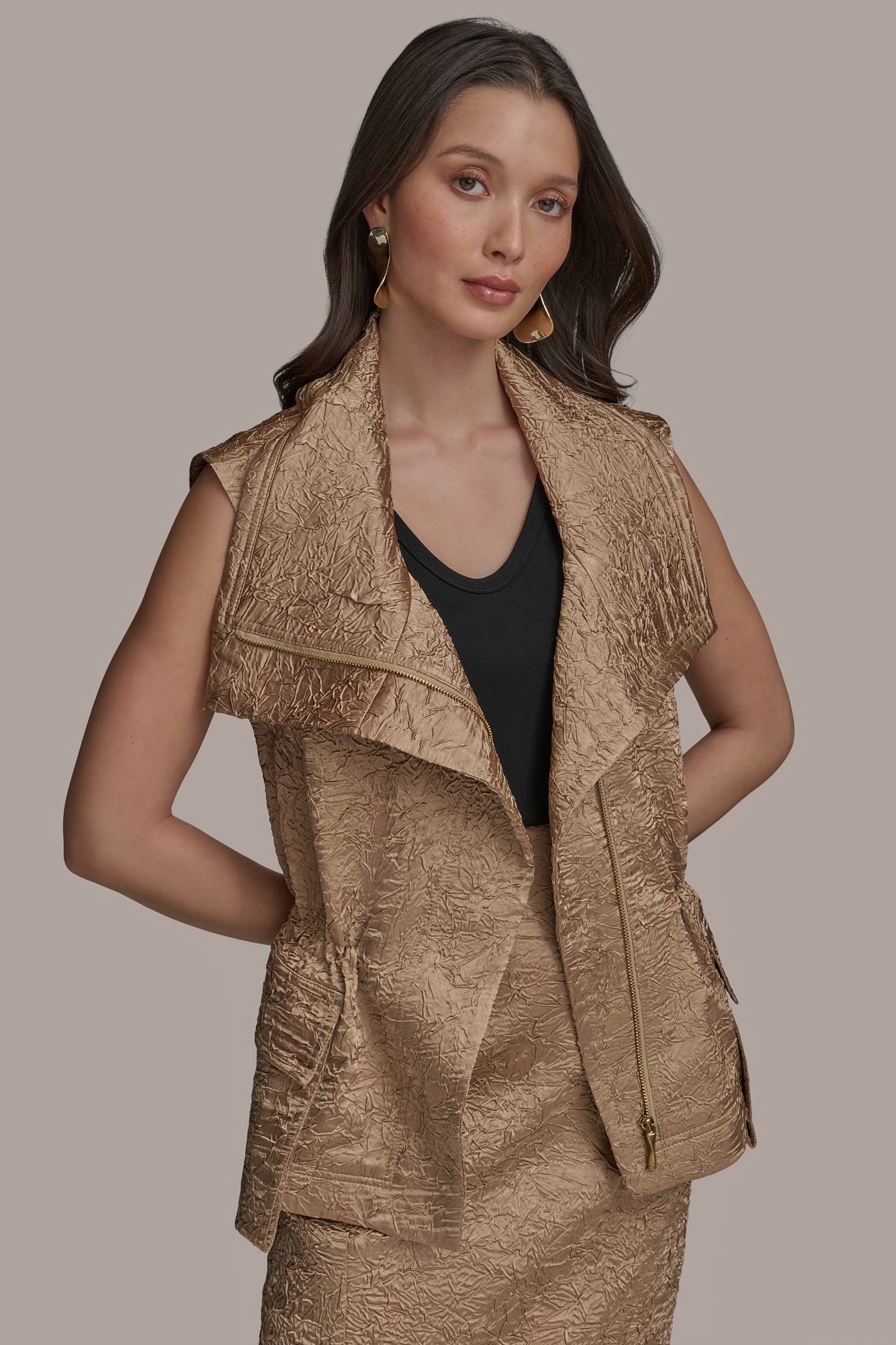 HAZELNUT TEXT ZIP FRONT VEST Donna Karan