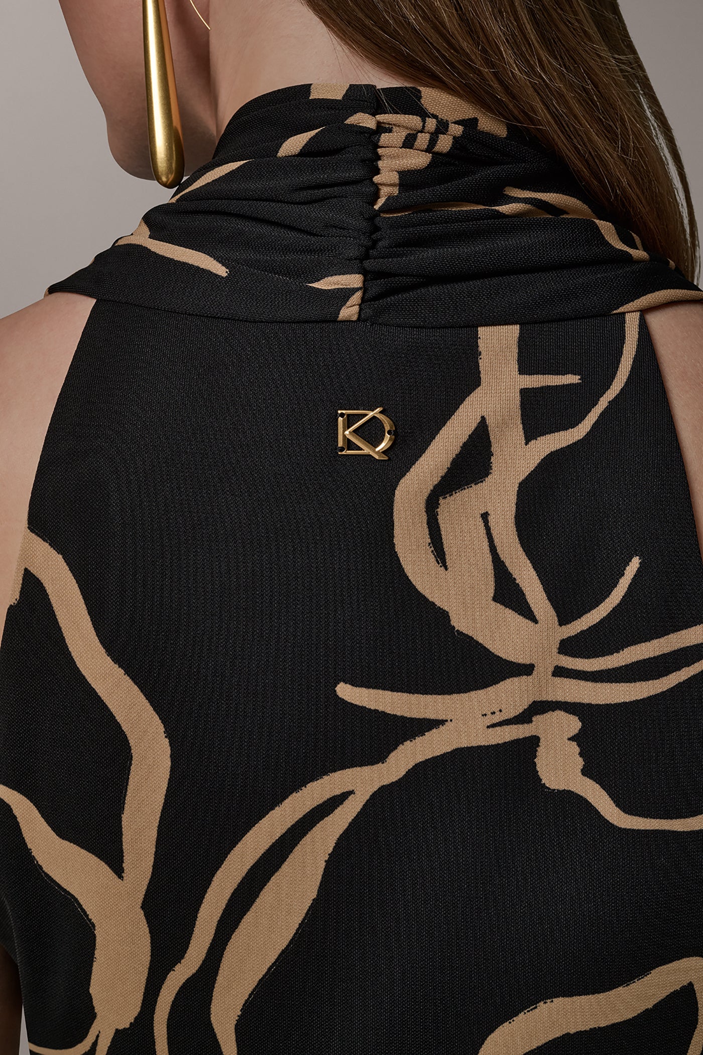 Black /Fawn RUCHED V-NECK TOP Donna Karan