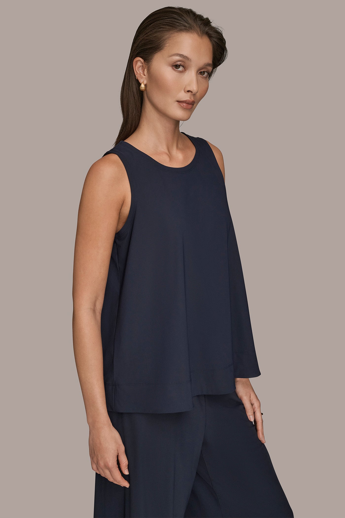 NIGHTFALL THE MODERN TRAVEL SLEEVELESS SWING TANK Donna Karan