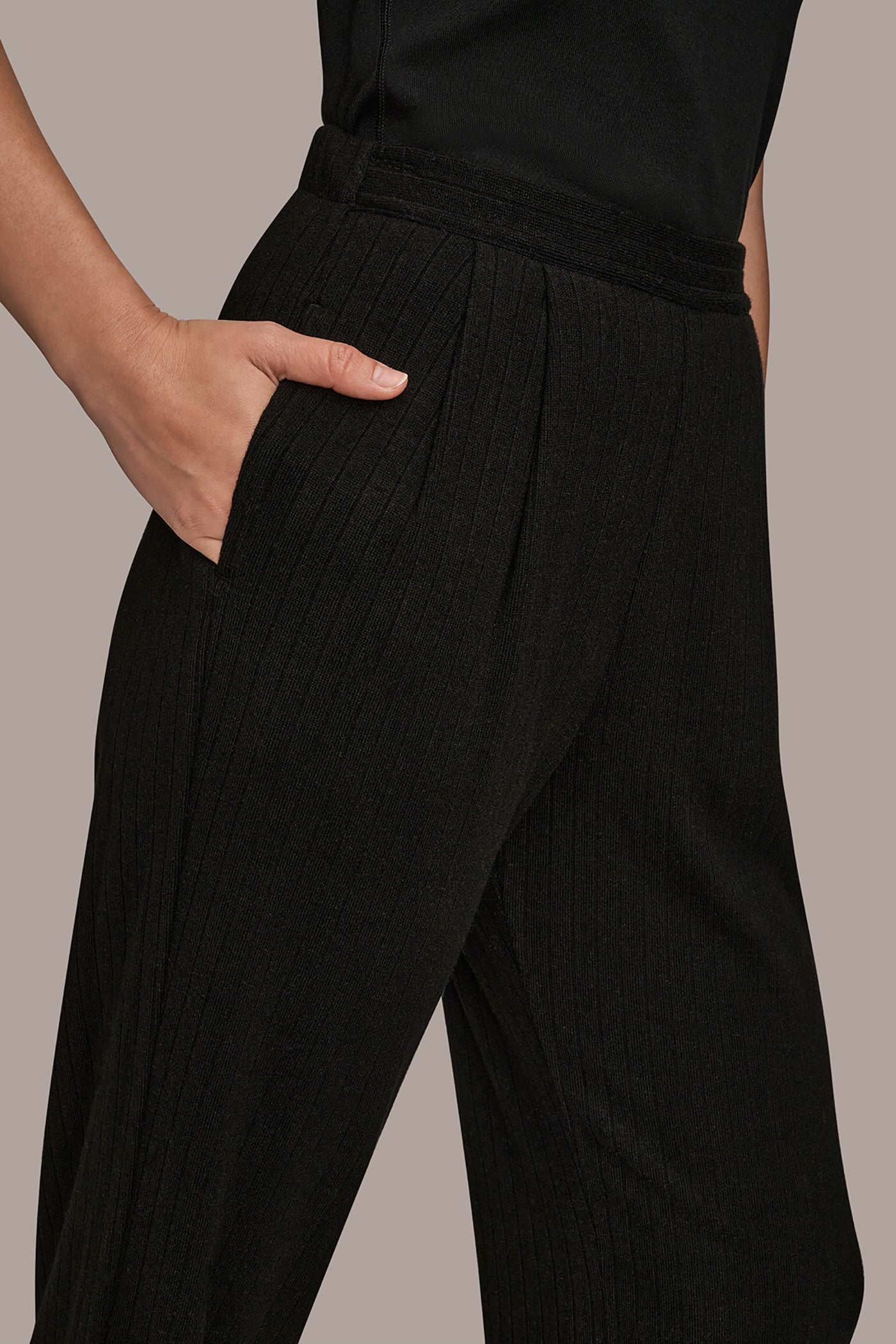 Black HIGH-RISE PLEATED PANT Donna Karan