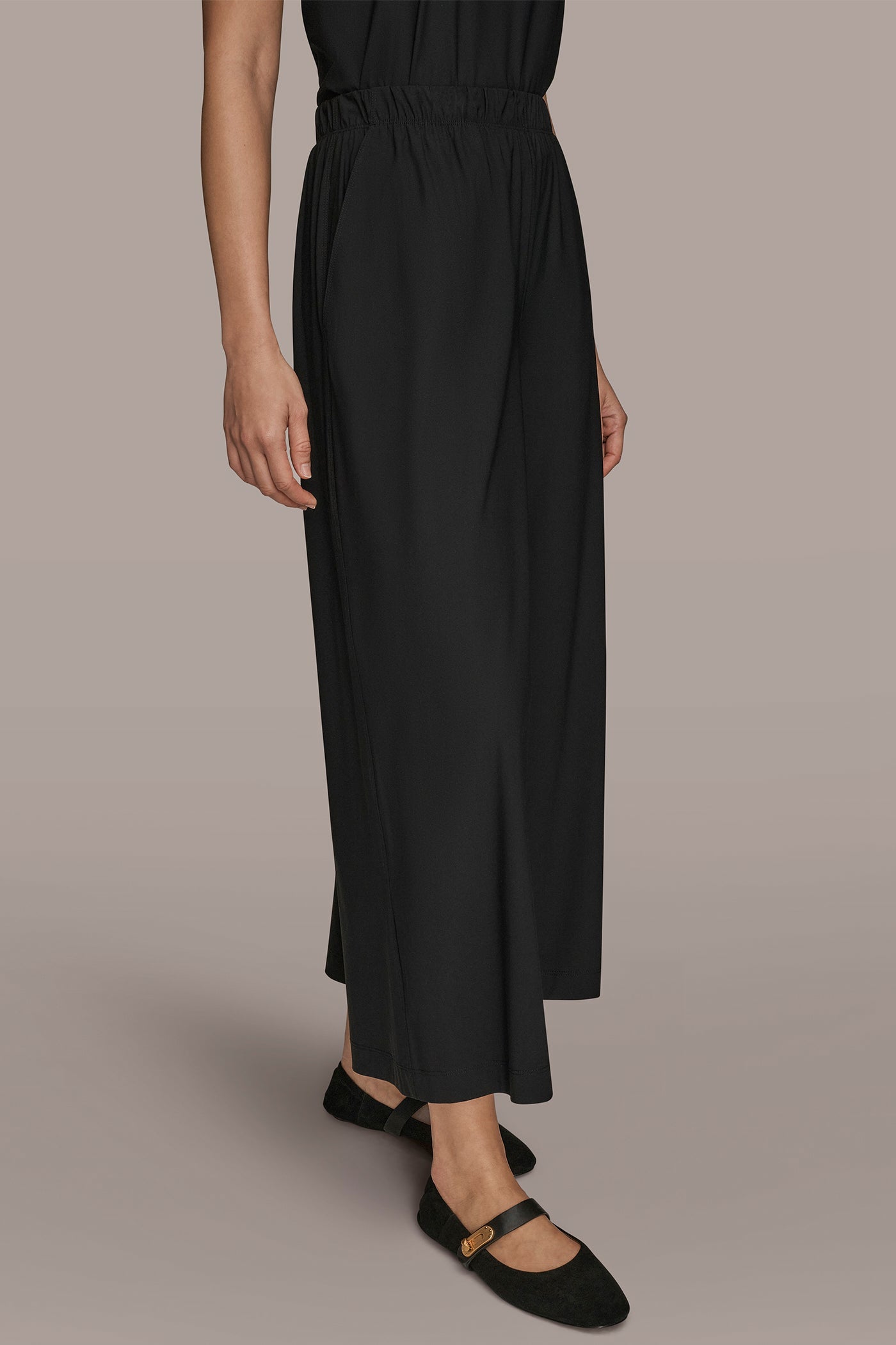 Black THE MODERN TRAVEL MID-RISE RELAXED ANKLE PANT Donna Karan