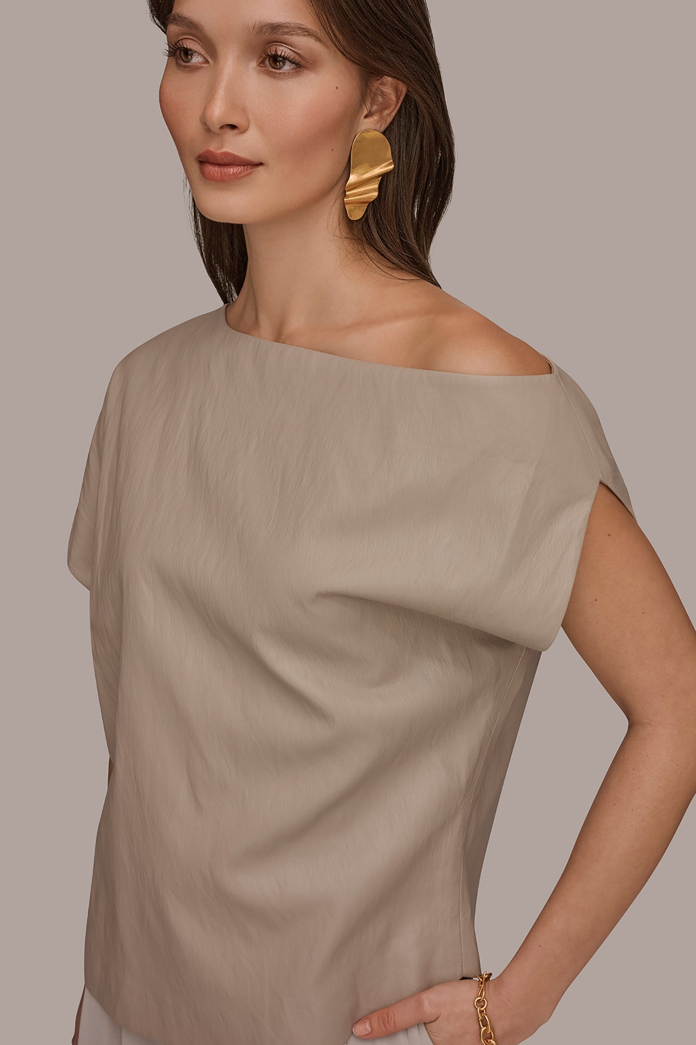 Turin ASYMMETRIC ANGLE HEM TOP Donna Karan