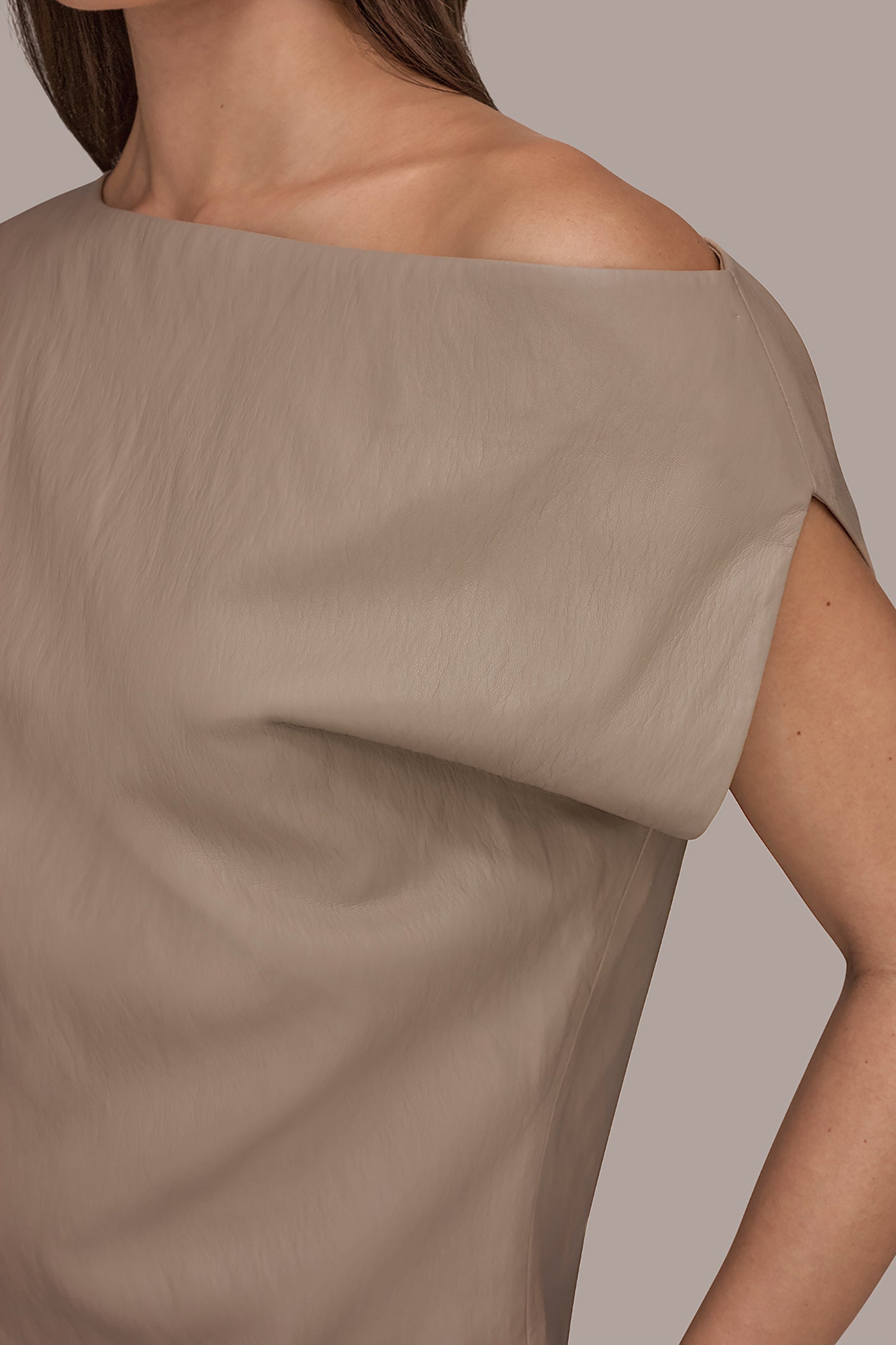 Turin ASYMMETRIC ANGLE HEM TOP Donna Karan