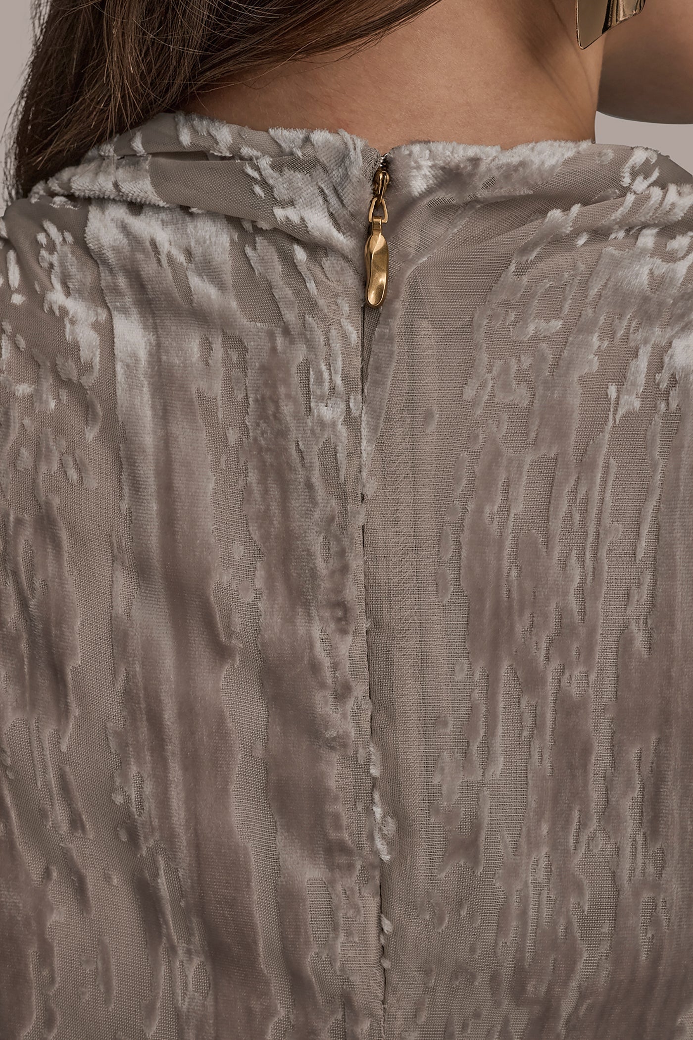 VAPOR SLEEVELESS HIGH-NECK BURNOUT BLOUSE Donna Karan